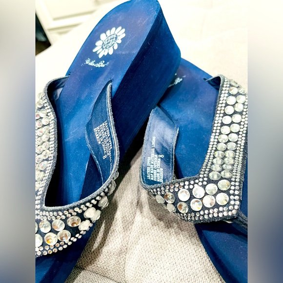 Blue Sandal Yellow Box Size 8 black small platform Used good condition - Picture 4 of 4